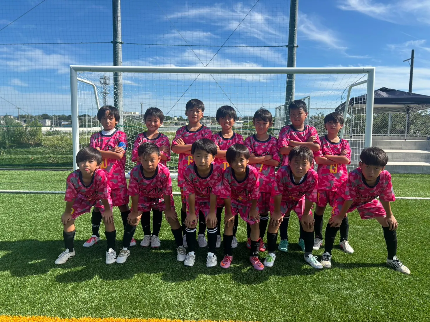 ユニフォーム姿で並ぶ選手たち